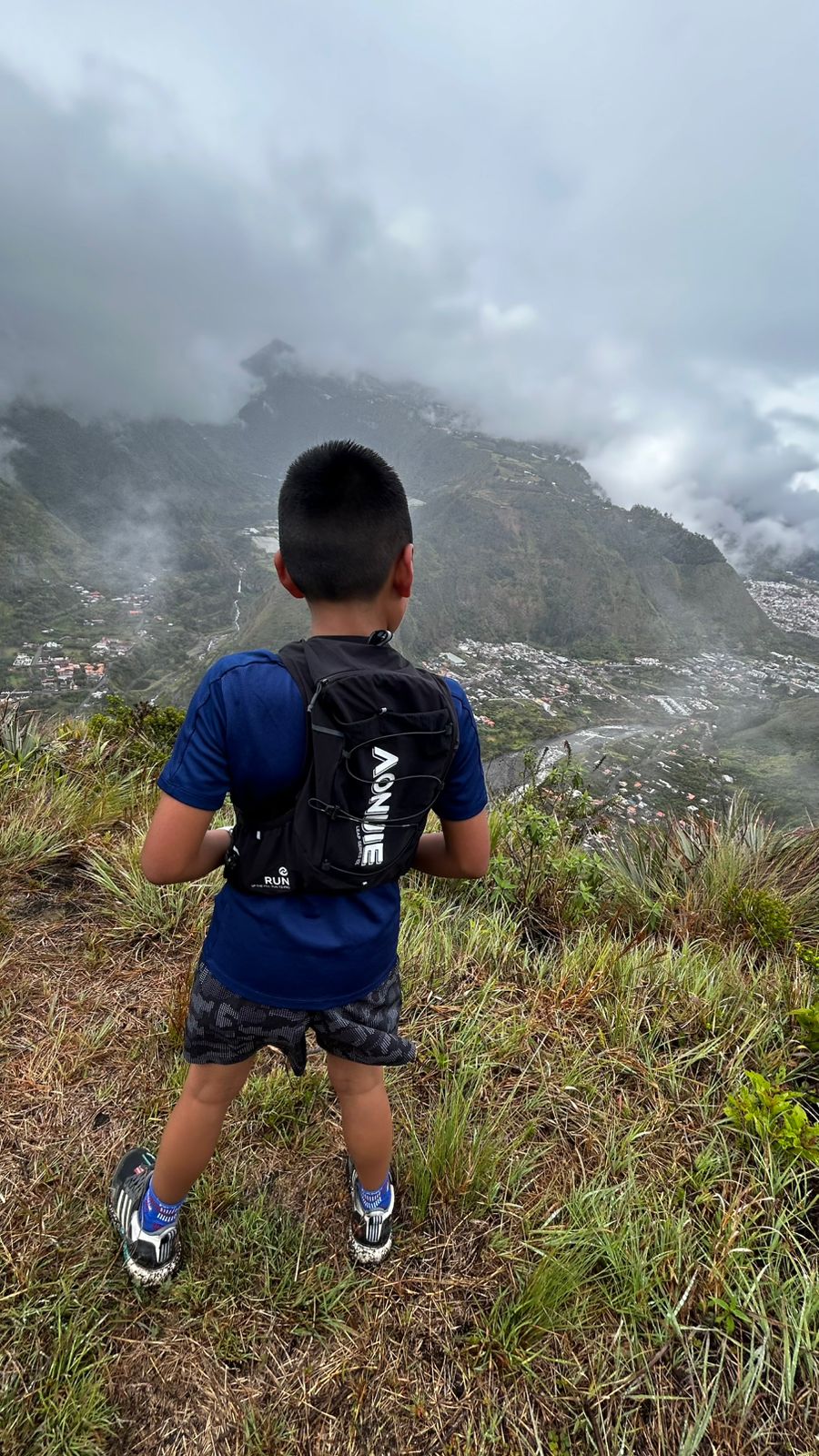 Niño corredor de trail en la montaña ecuatoriana